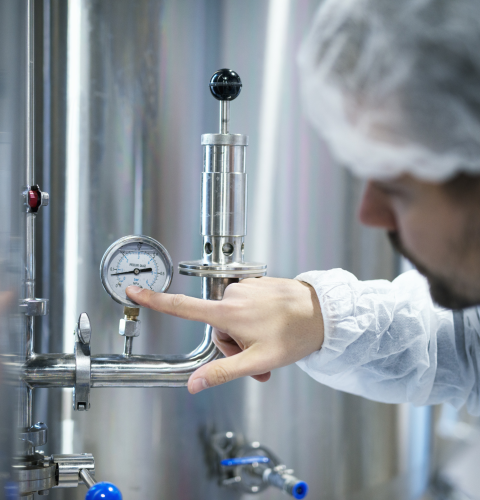 technologe-im-weissen-schutzanzug-pruft-den-druck-auf-dem-manometer-der-industriemaschine-im-werk (1) - Kopie